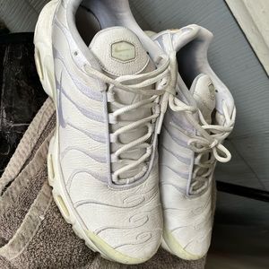 Mens 10.5 white Nikes shoes